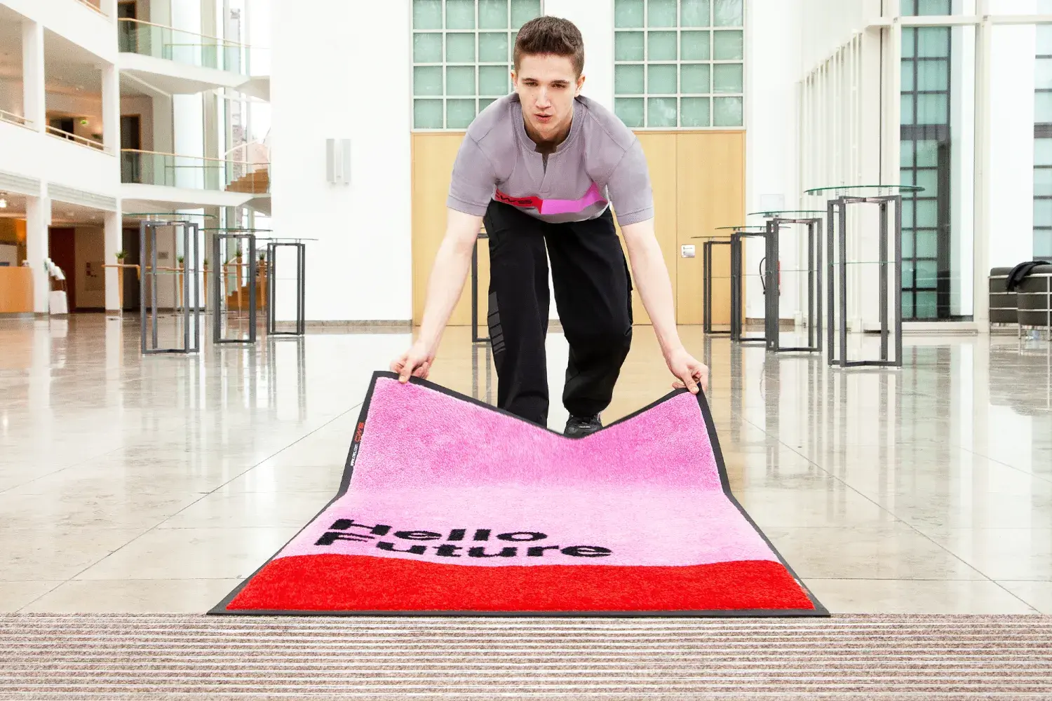 Ein Mann legt eine CWS Standardmatte