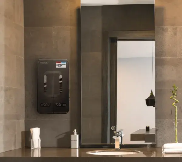 Närbild på tampongbehållare i badrumsmiljö